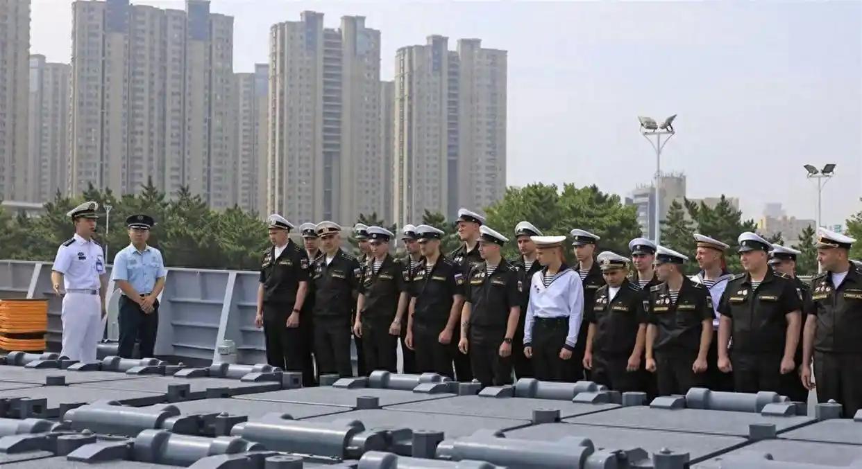 站在052D的垂发前，俄罗斯海军没有一个笑的。这事就发生在7月8日，中俄“海