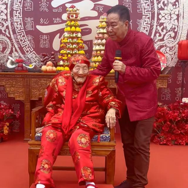 豫剧名家李树建给百岁母亲庆生，不摆宴席，没收一份礼，家族亲戚在一起吃大锅菜，用心