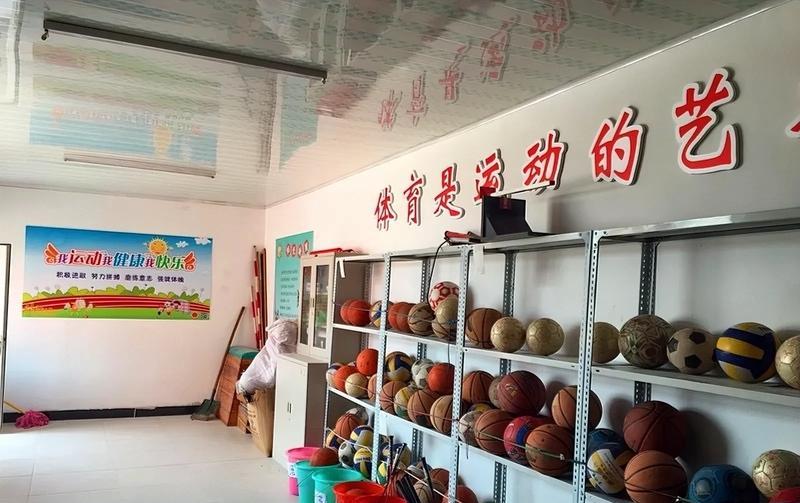 重庆梁平，11周岁小学生在还没有到上课时间的情况下，就到器材室领取体育器材使用。