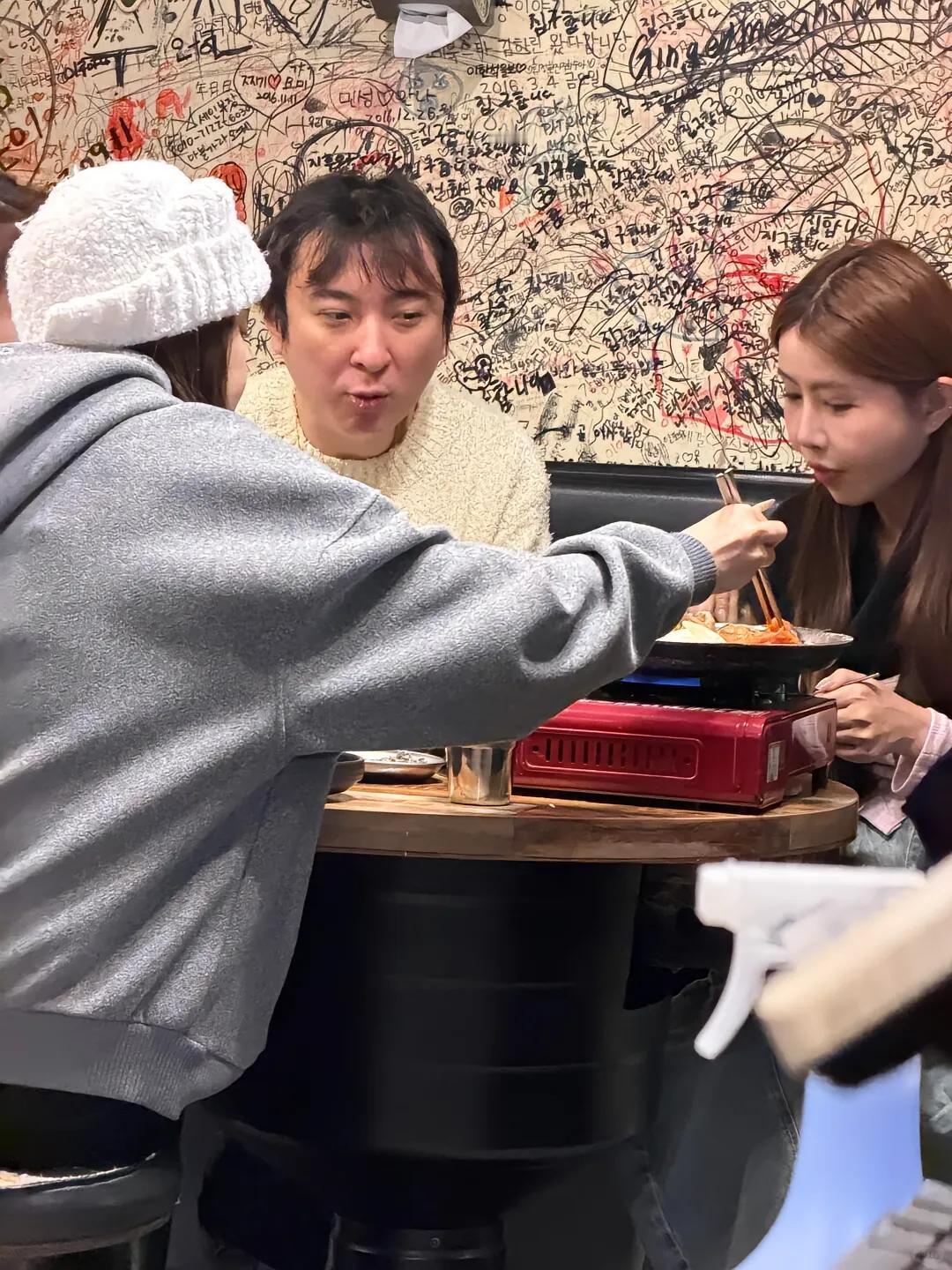 若不是他爸是王健林，就王思聪这形象管理，估计这些网红美女都不会多看他两眼，哪能像