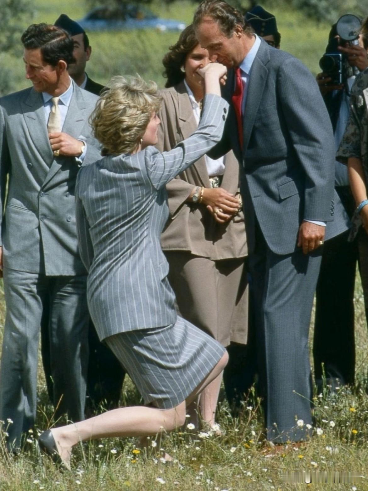 戴安娜王妃足足有1米78的身高，在欧洲女性里妥妥的大高个。但是，每次行屈膝礼都