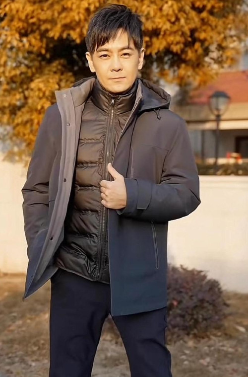 林志颖竟然都拍中老年品牌了，虽然衣服很符合他的年龄，但是衣服真的很像小孩偷穿大人