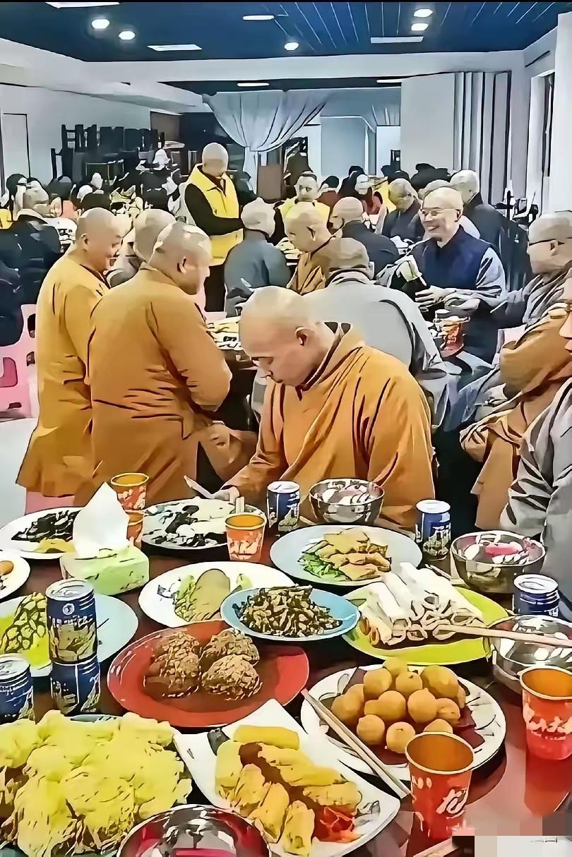看到寺庙斋饭摆满一桌硬菜，饮料齐全比家宴还丰盛，不少人都在问：以后去寺庙还值