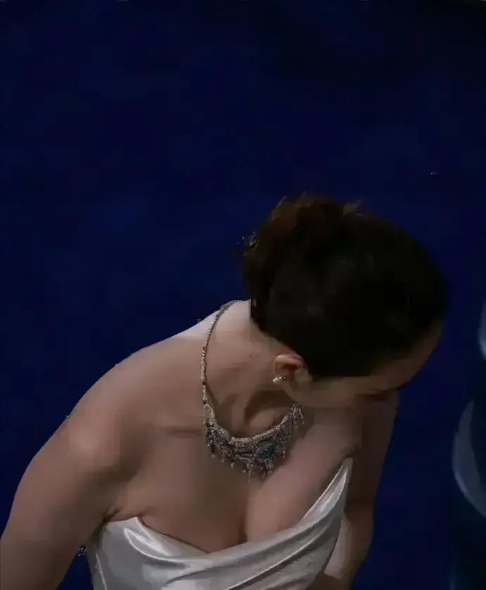 童瑶这红毯走得真是惊险。深V礼服当场滑落，幸亏她反应快一把按住。场面是救回来了，