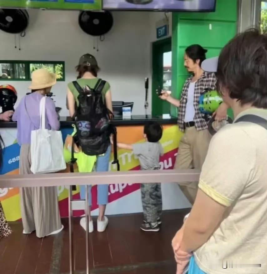 12月18日，51岁林志玲出席活动，美貌优雅依旧，更让人无法理解她在婚姻中的退让