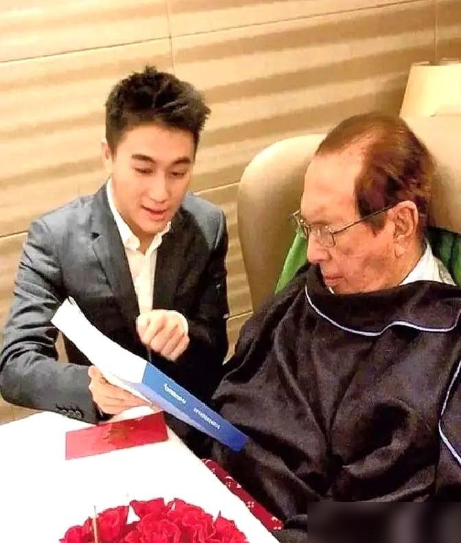 听说赌王咽气前三天，全身唯一动了一下地方，是手指。​不是因为求生欲，是四太把