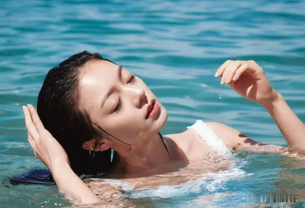 赵今麦罕见晒海边照！白花边泳衣湿发造型太惊艳，网友：这组图我能看一百遍 赵今