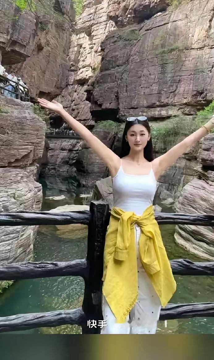 陈亚楠现在就是行走的模特，订婚后天天嘚瑟，也是告诉粉丝这次选对了人，而且还不差钱