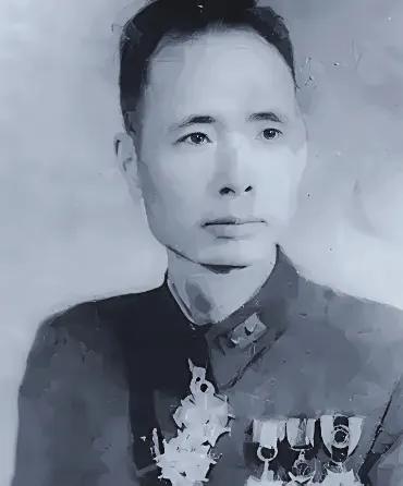 1934年，川军军长郭汝栋奉命追击红军，谁知他在望远镜里看着红军抬担架过山脊，然