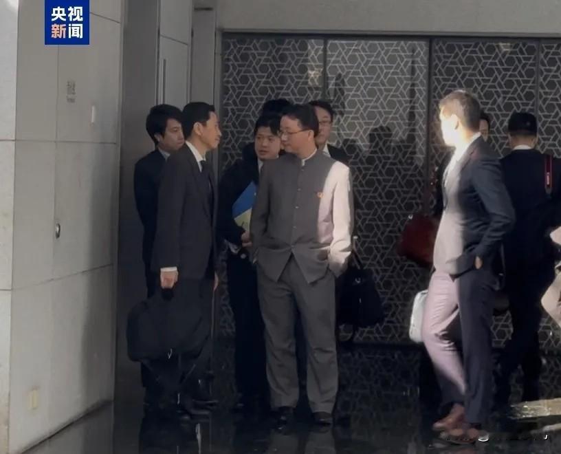 “双手插兜，不知何为对手！”央视记者神抓拍，刘司长这个眼神，成了2025外交名场