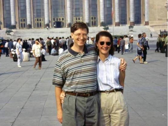 1995年，比尔盖茨以200亿美元身家成为世界首富。开心之下，他当年夏天便带着妻