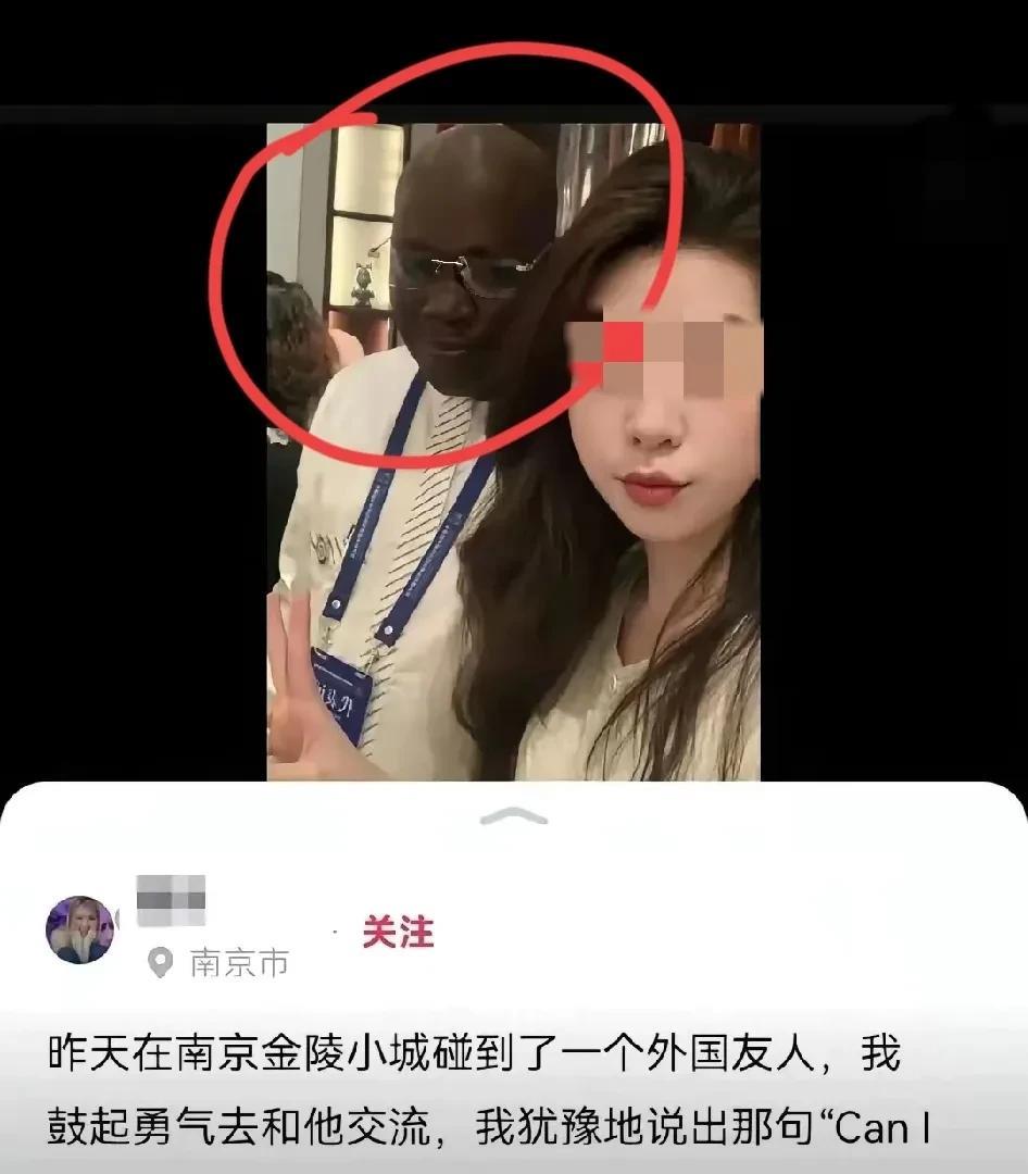 注意，这女子身旁有个黑人，只是由于光线原因看不清。女子为何要和黑人合影呢？原来她