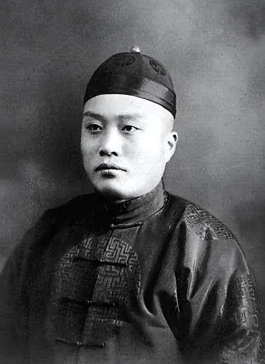1886年，翁同龢在街上看到一个小孩在卖对联，他好奇去看看，小孩的对联写的真不错