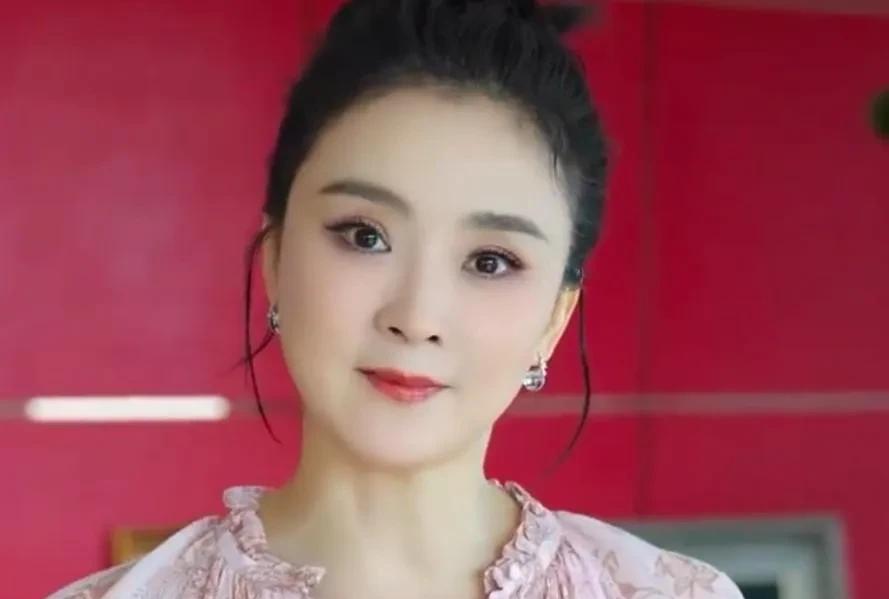 王艳直播带货为何被骂？两场直播高达3000万，直播间卖的全是贵货。直播间设