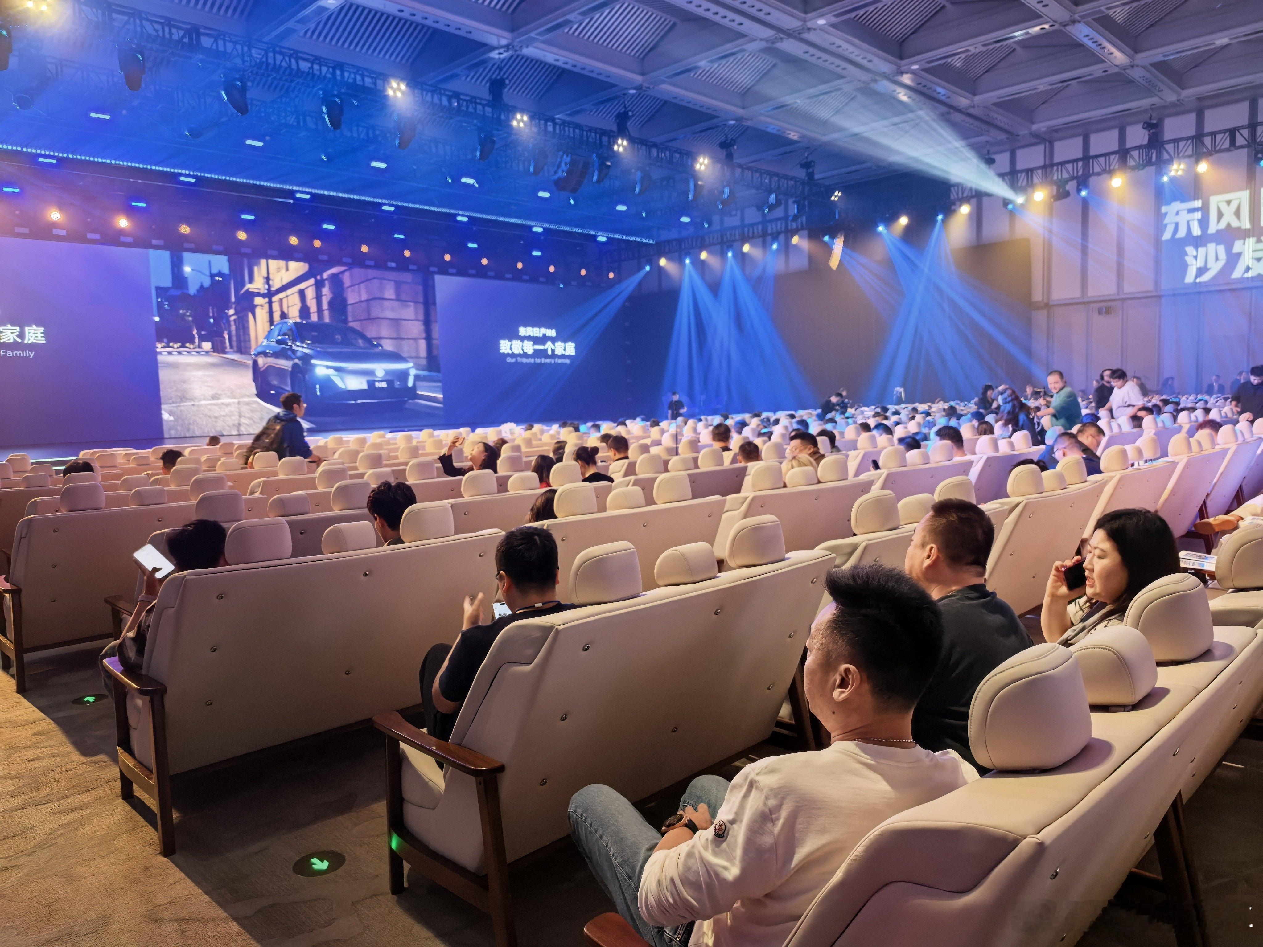 这就有点夸张了果然沙发厂百万级后排大沙发广州·广州白云国际会议中心国际会堂