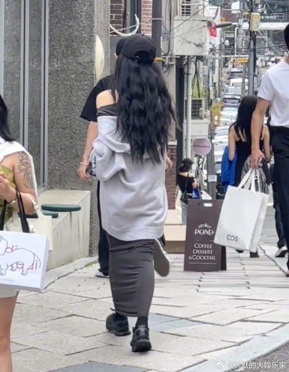 易梦玲不会真跟王勉谈了吧？6月21日，多名网友在韩国汉南洞偶遇王勉与一名身材高挑