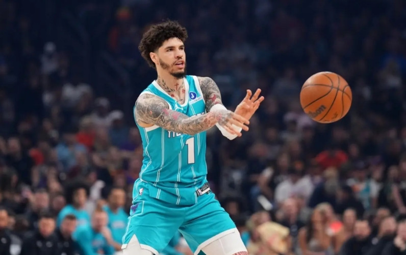 想要重返季后赛！黄蜂今夏可能要做三件事情。第一件，交易鲍尔火车跑得快，还