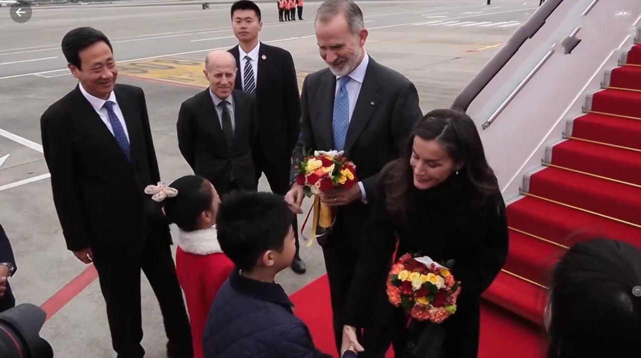 西班牙王后访华，为她献花的小男孩儿火了！11月10日西班牙国王夫妇的专机抵达成都