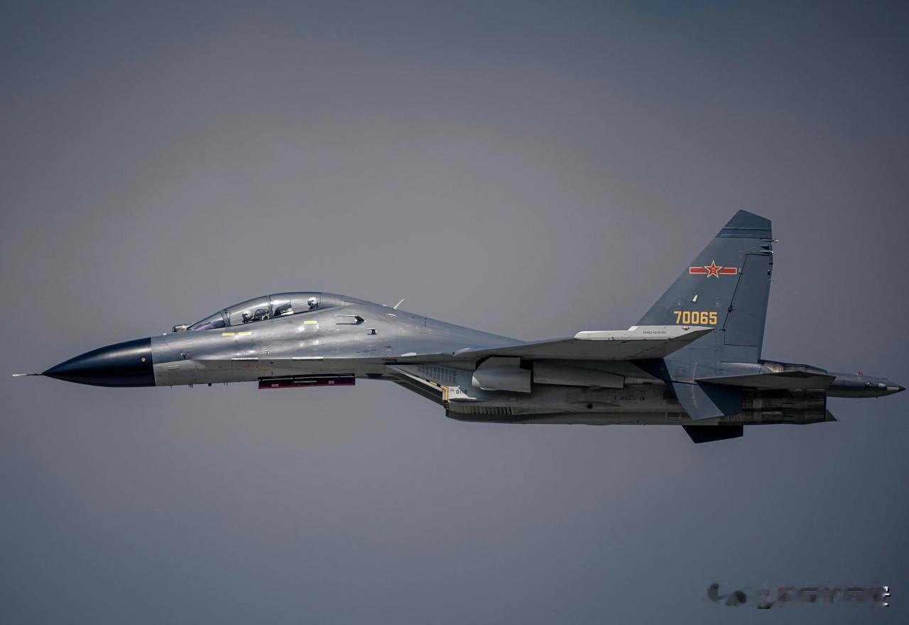 就在刚刚南海夜空中的歼-11美国印太司令部一段夜间视频炸了锅——美军B-52