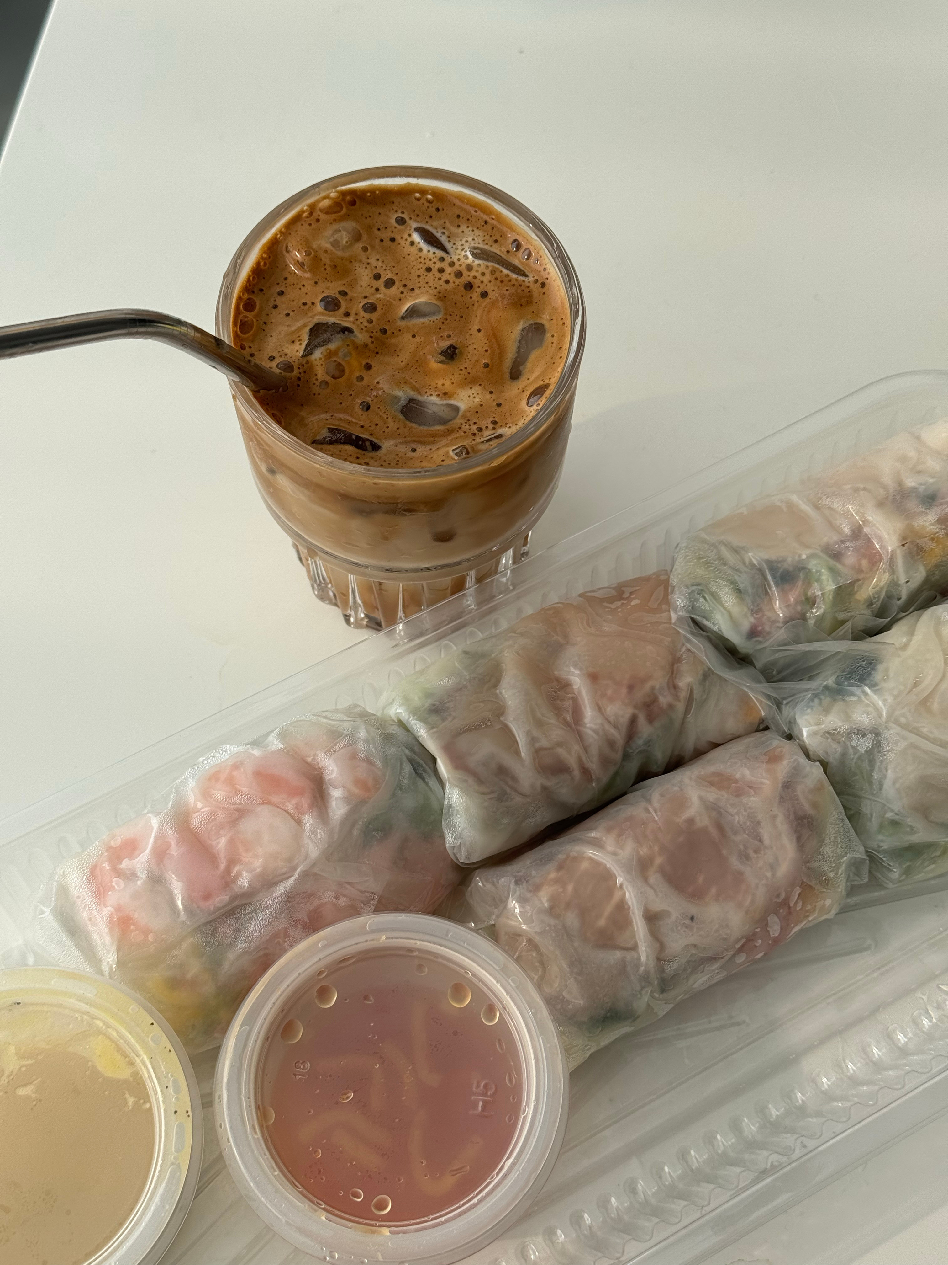 今天早餐是难吃的越南春卷量太大了，为了不浪费，只能每天消耗一下，命好苦的感觉