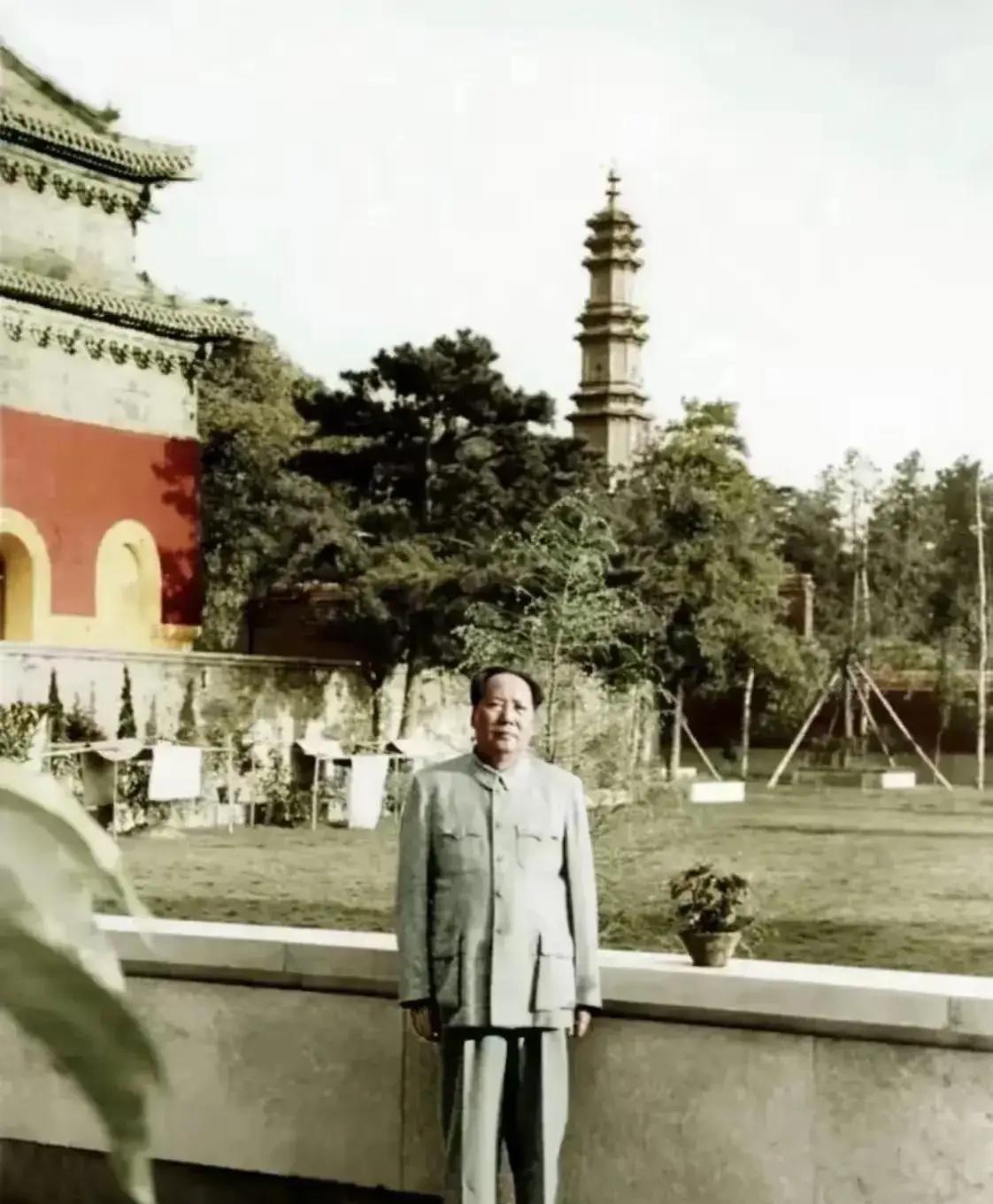 这是哪里？当年看上去风景挺漂亮，感觉像处寺庙，方塔旁的建筑修的挺庞大，网上也没看