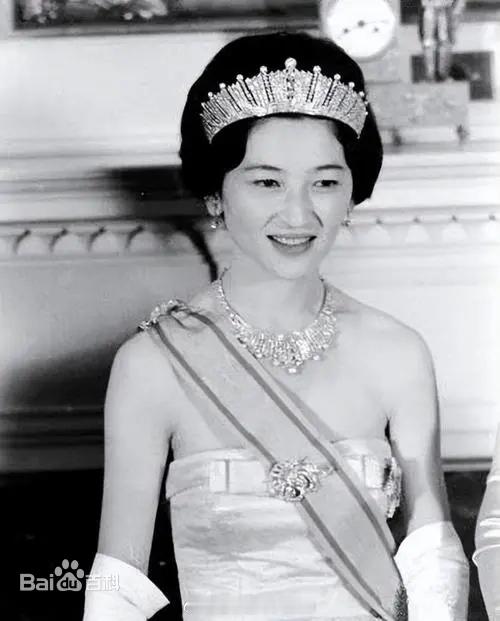 说到日本皇室，我真的很佩服他们对皇室女性的规训居然这么多。。著名的平民皇后美智子