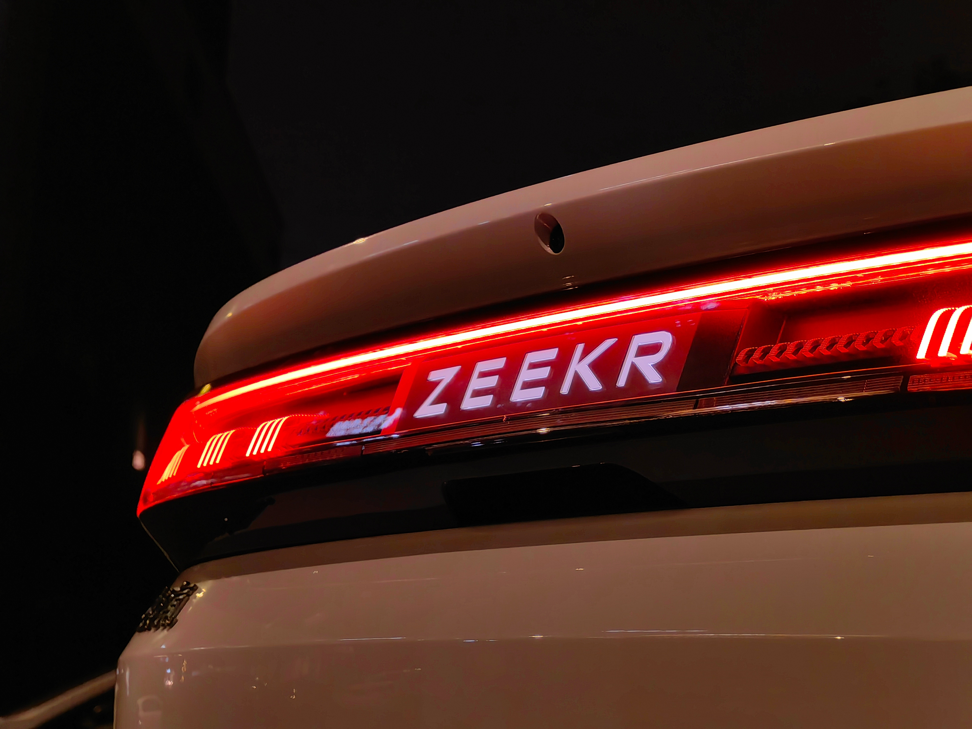 看到焕新极氪00147小时锁单破万，我这两任001车主非常开心，在这么卷的市场