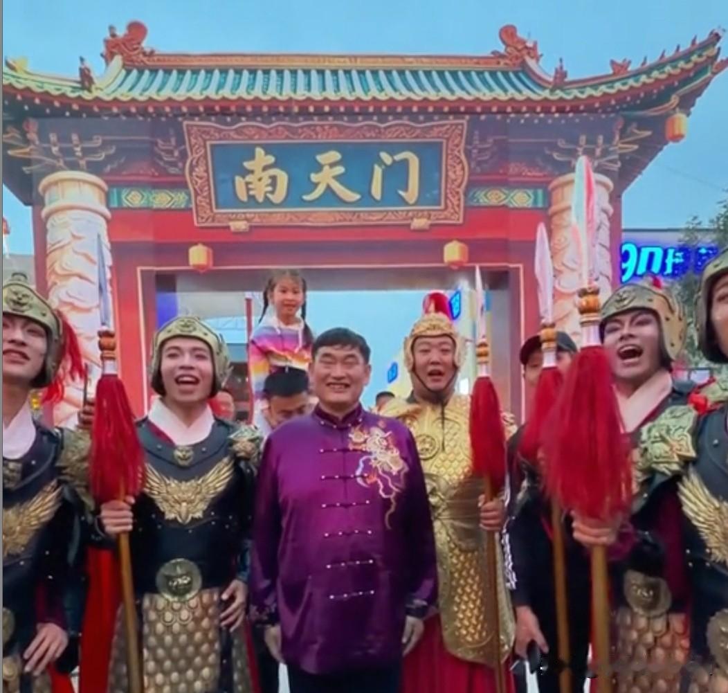 57岁朱之文再度翻红！行程爆满连轴赶场。57岁朱之文春日强势翻红，行程排得满满