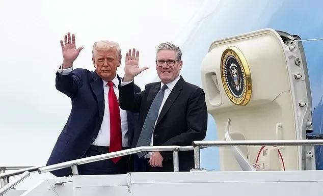 英国首相斯塔默体验了一把美总统专机“空军一号”和“海军陆战队一号”，他和老特到达
