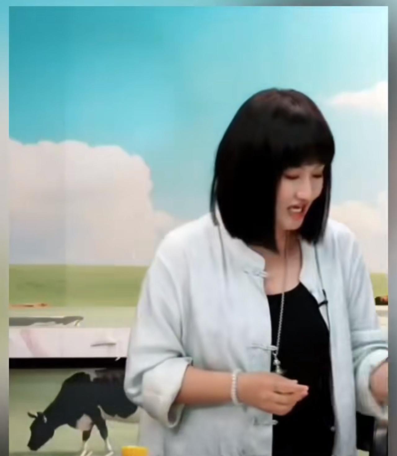 以为东方甄选来了新主播，结果是七七把金黄色的头发染成了黑色。七