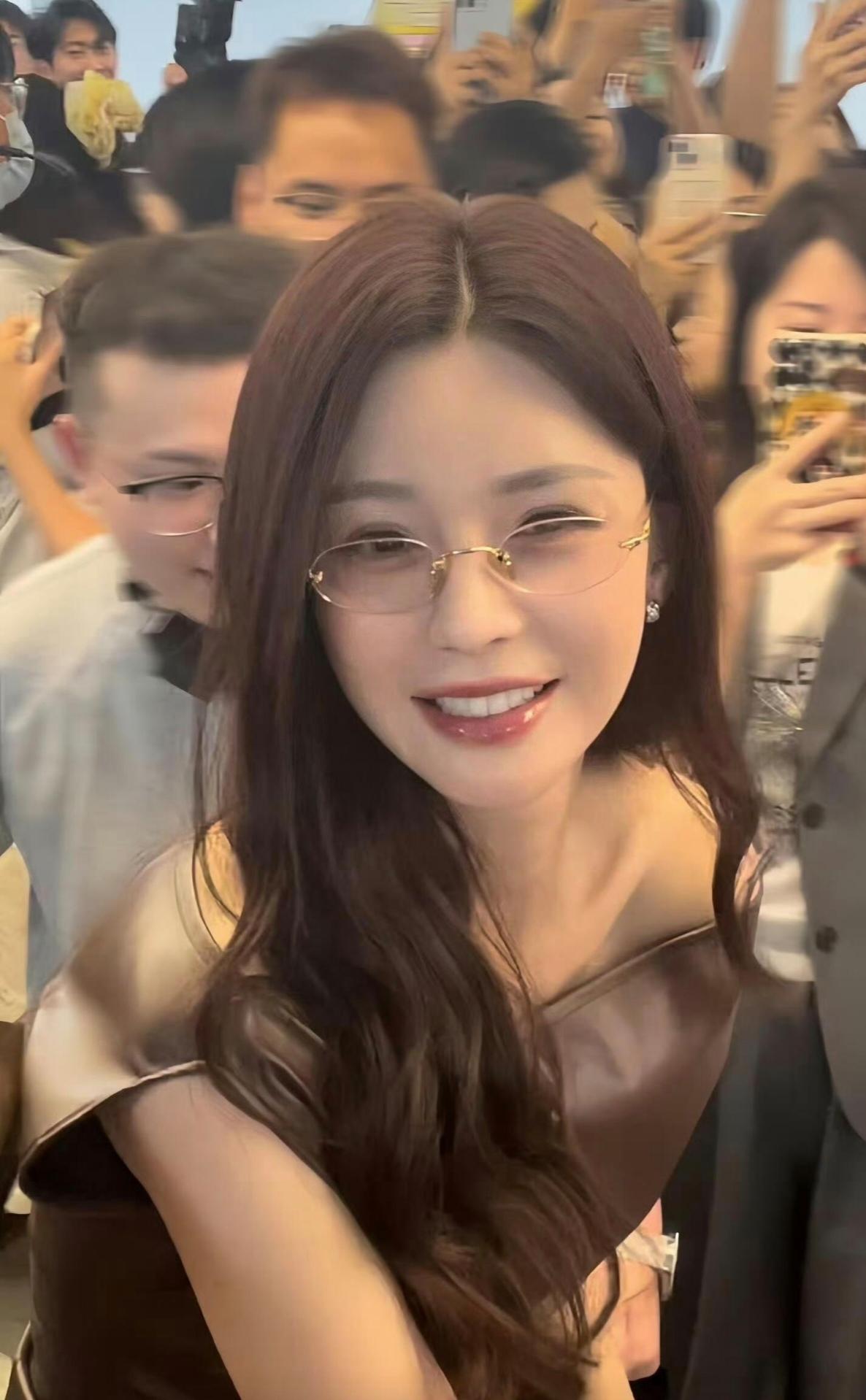 沈梦辰解锁细框眼镜新风格，明艳与知性碰撞超吸睛近日，沈梦辰佩戴细框眼镜的造