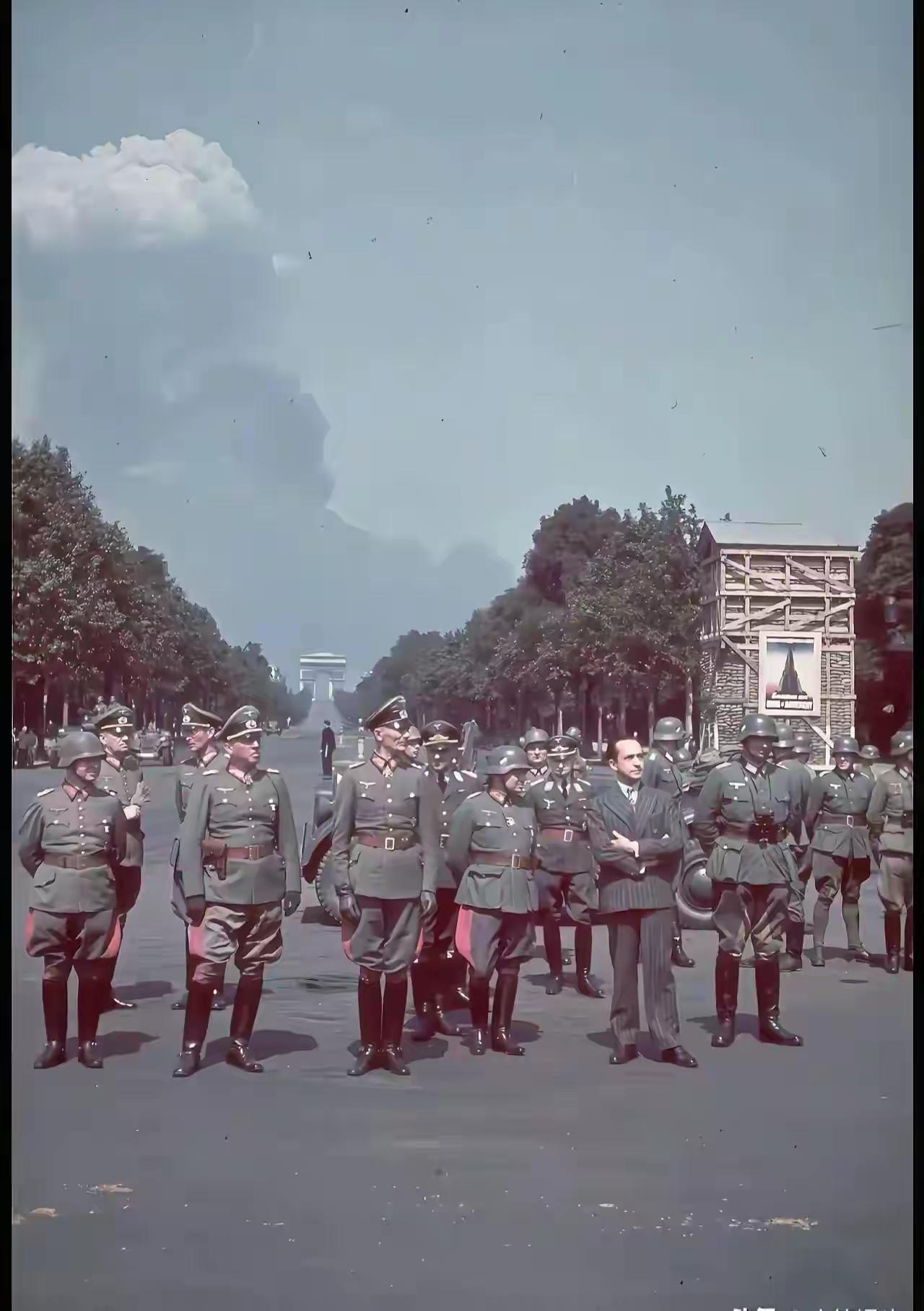 看看当年德国军官在被入侵国家的嚣张模样，真是把侵略者的丑恶嘴脸展现得明明白白。就