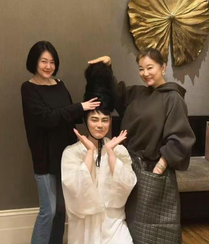 小S林青霞怎么有点撞脸啊[捂脸哭]26年3月5日下午，一张关于林青霞和小S的同