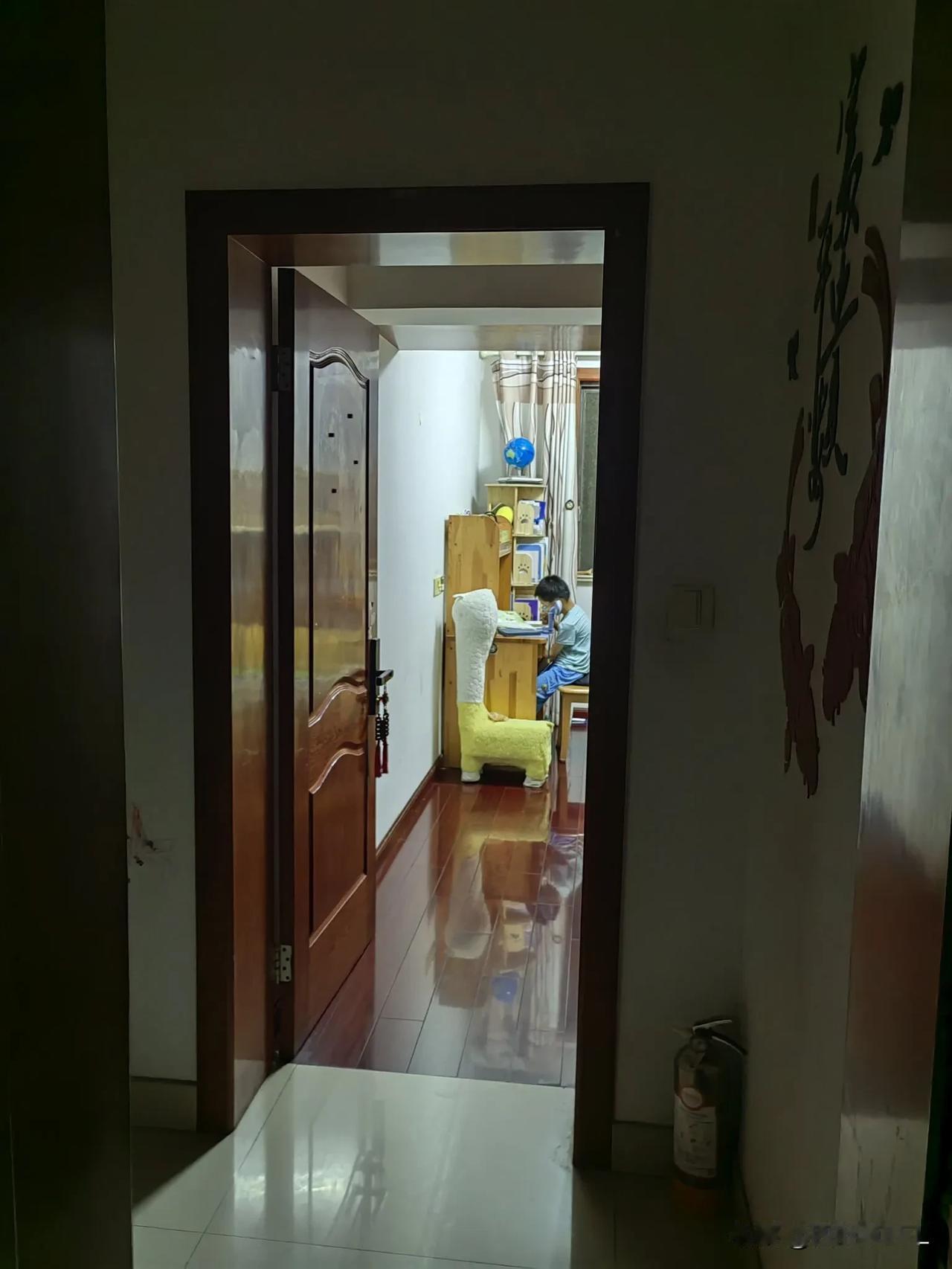 现在是晚上十一点多了，大宝还在写作业，让他睡觉，他也不睡，是不是因为我们白天说的