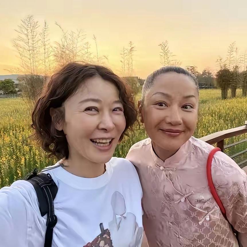 老天！瞧瞧瞿颖都老成啥样了。她这组生图一出来，直接被网友说老得认不出。