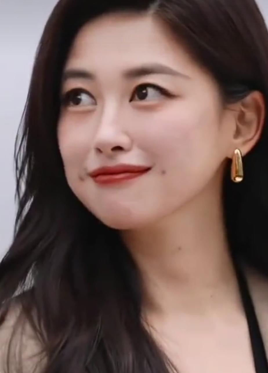 脸蛋儿长酒窝的女人有很多，但是，像朱珠这样的两个梨窝，全世界找不出第二个。别人的