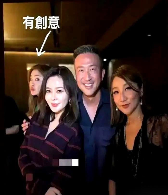 62岁的关之琳，最近跑去沙漠陪某富豪待了整整七天七夜。网上流传的合照里，她的手