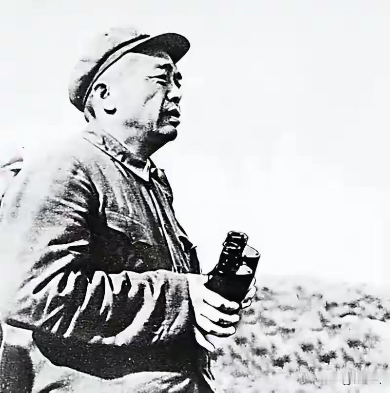 1950年到1953年，抗美援朝打了三年。这三年里，彭德怀不只是在跟美军打，他还