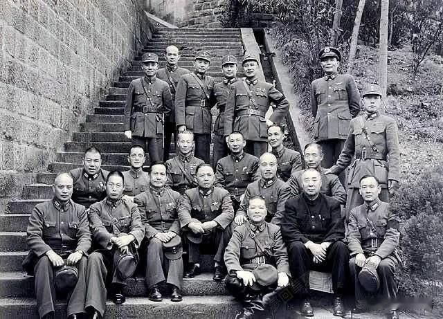 这张照片是顾祝同、陈诚、白崇禧、胡宗南、范汉杰等抗战名将，于民国三十四年（194