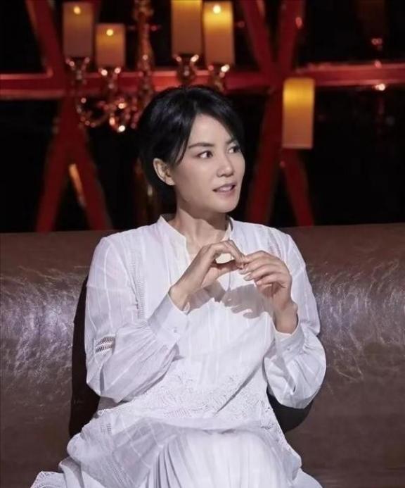 1997年，王菲以6000w的天价，签约百代唱片公司。拿到钱的第一时间，她跑到北