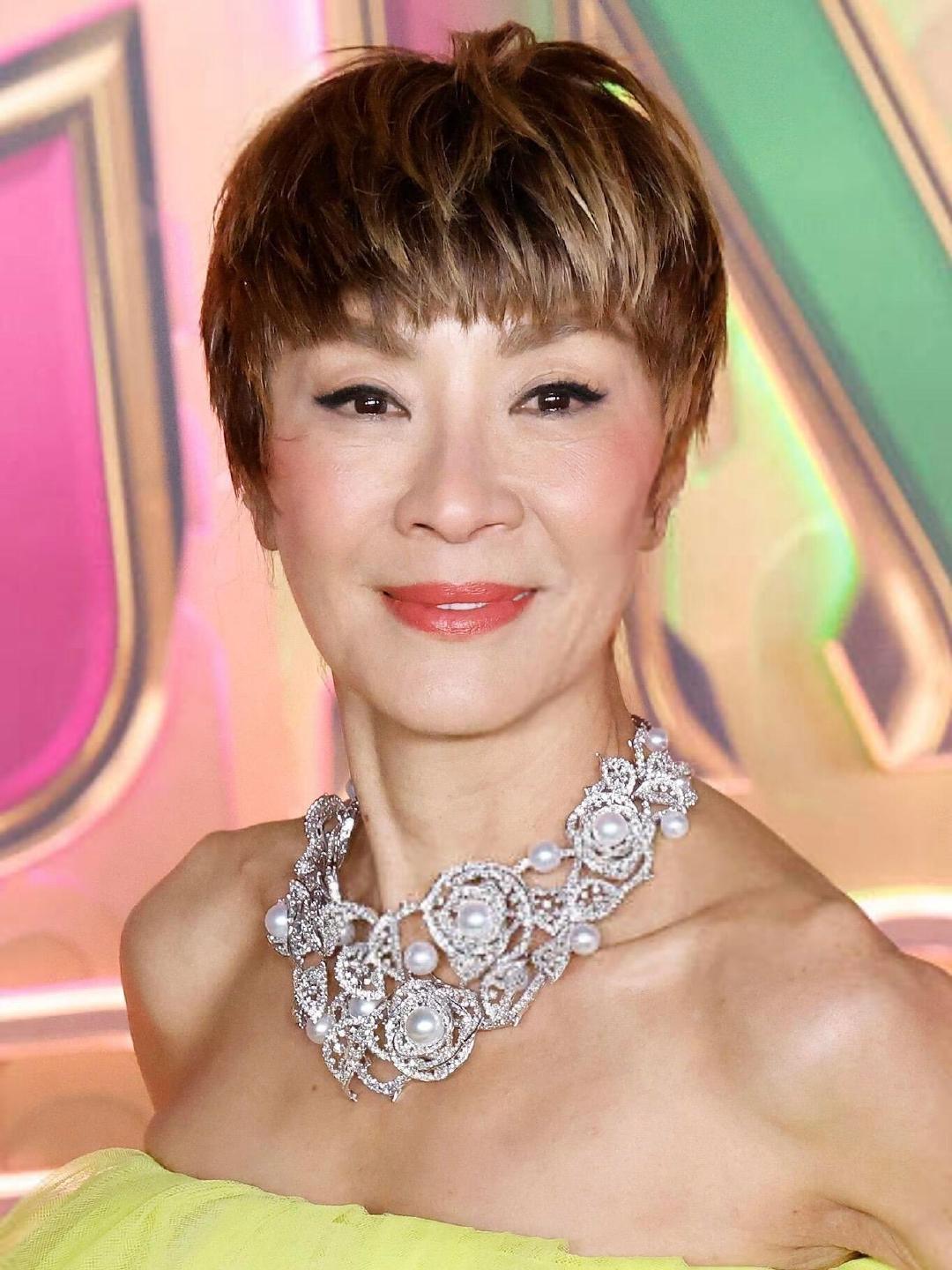 杨紫琼亮相魔法坏女巫纽约首映礼，身穿Givenchy2025秋冬系列，搭配短发