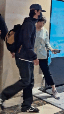 王一博差点被地毯绊倒了王一博被地毯绊了一下王一博差点被地毯绊倒了，腿长一个跨步