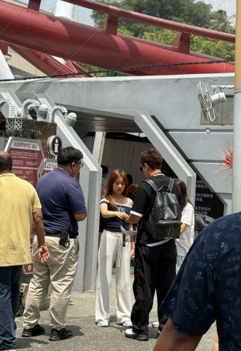 偶遇了贾乃亮母女，甜馨皮肤很黑，腰很粗屁股也大，还穿露脐装。 前两天，甜馨说