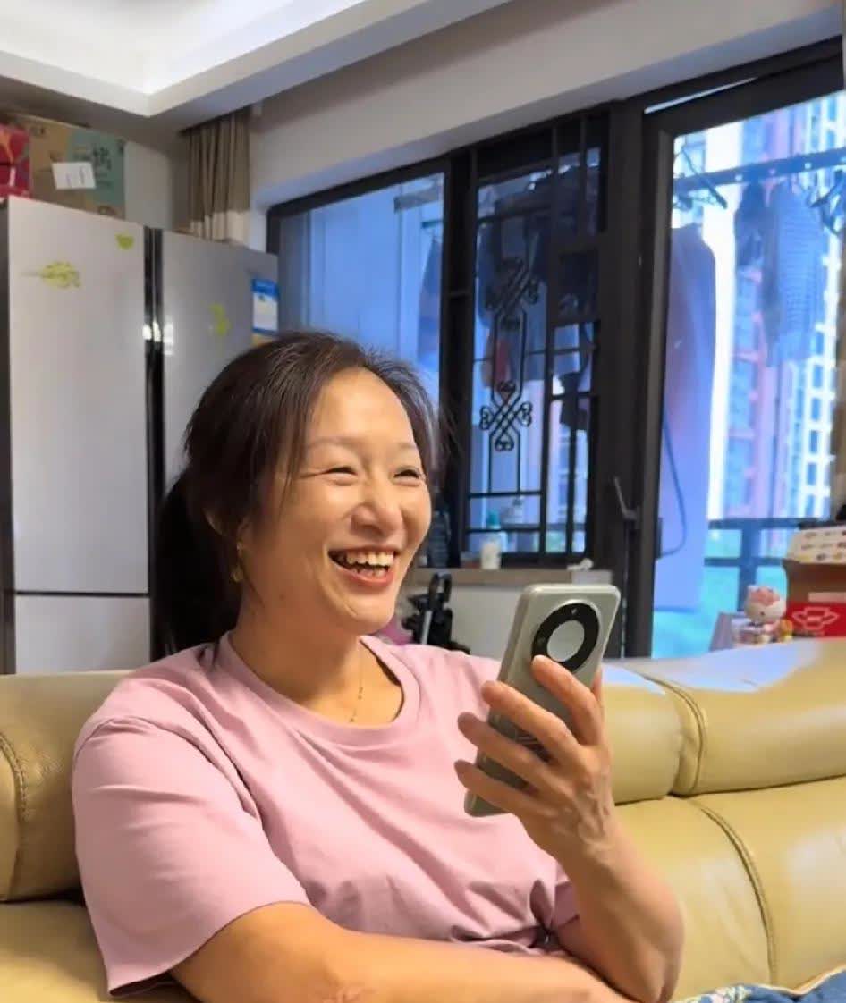 当妈的都这样吧，许健华一会儿絮絮叨叨，一会儿又笑得灿烂如花。瞧瞧！跟儿子谢浩男通