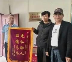 汕头街头暖心一幕！女子骑车倒地昏迷，公交司机果断停车施救，凡人善举太戳心！