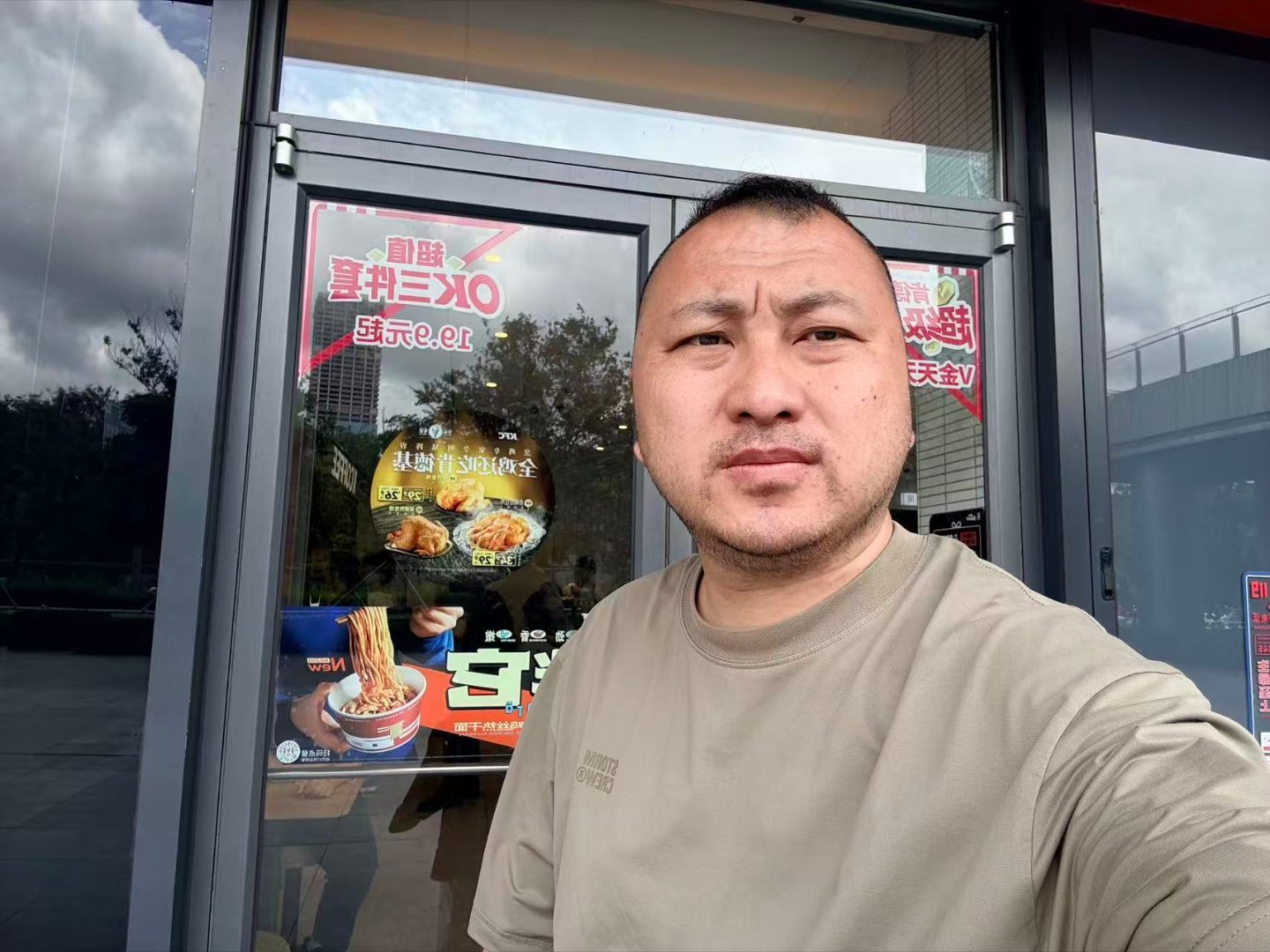 没有特地的控制饮食，只是选一些低热量高蛋白的食物，老乡鸡是西兰花鸡胸肉真的牛批，