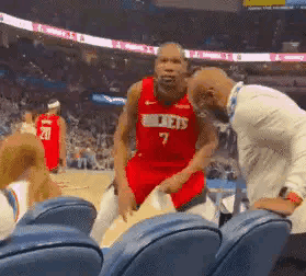 火箭超级巨星杜兰特怒怼雷霆球迷！在昨天火箭客场挑战雷霆的比赛中，杜兰特面对一名雷