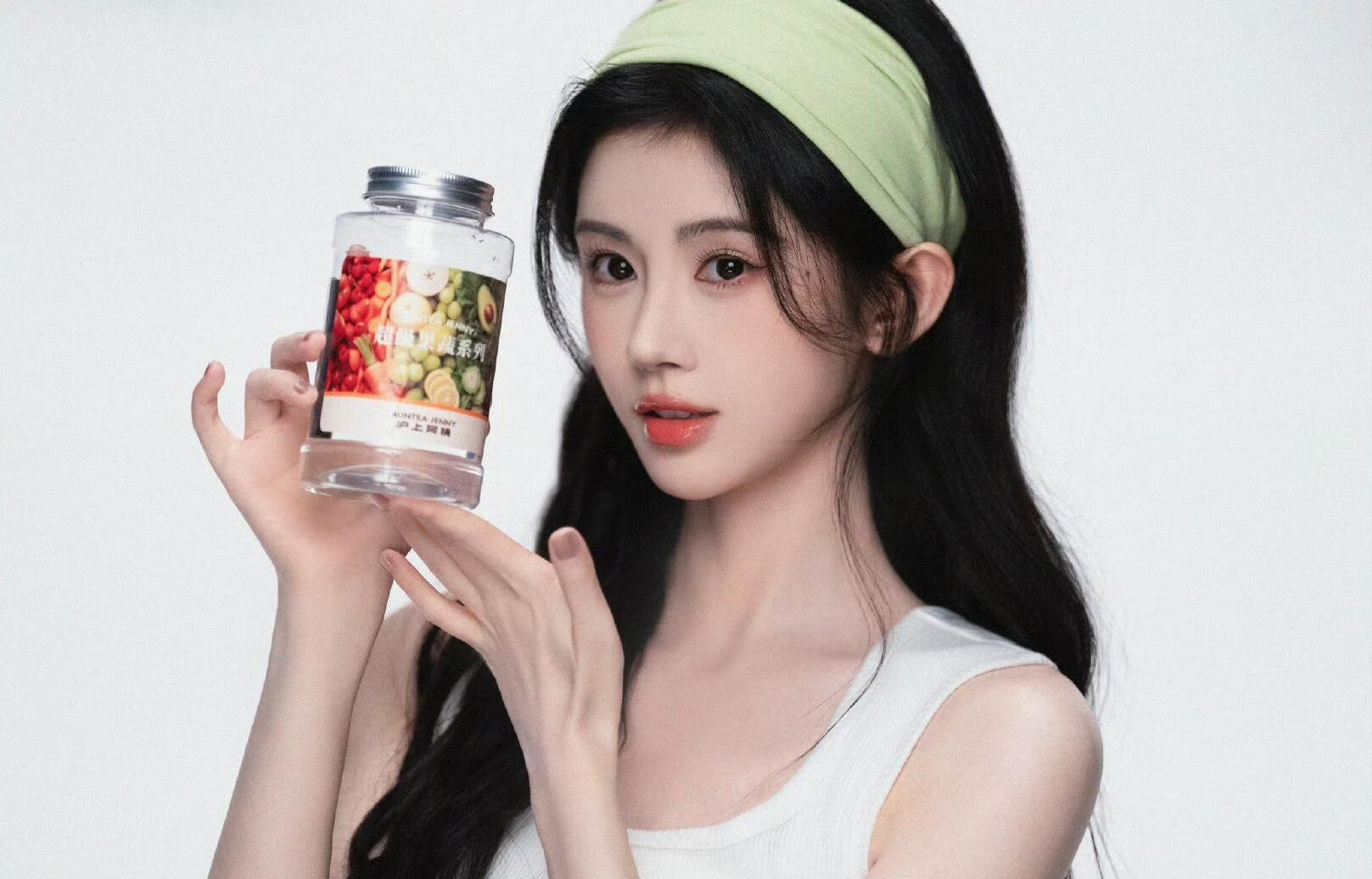 鞠婧祎这组新图又悄悄美出圈了！镜头里的她状态松弛又自带故事感，随手截个侧脸都能当