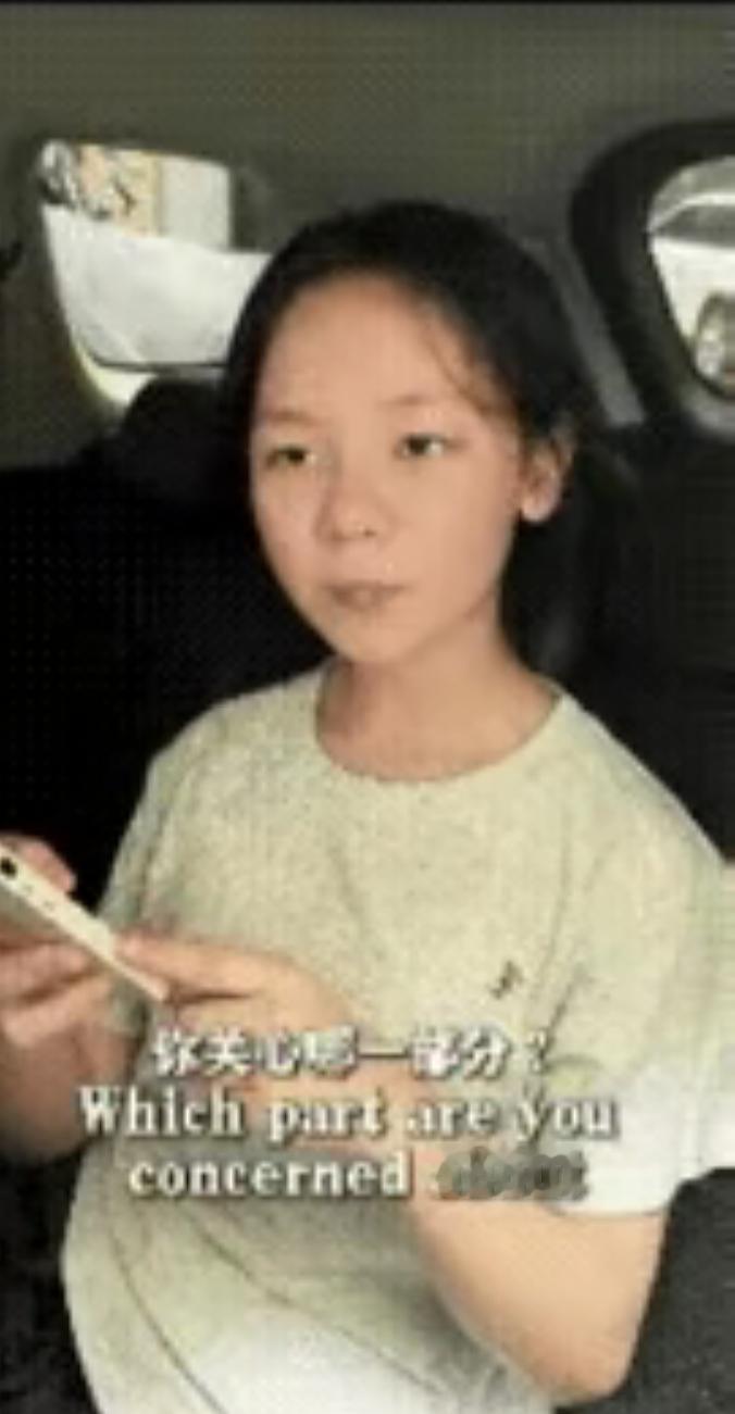 广东佛山一个读初一的女孩，跟着爸妈去广州参加广交会，本来是看热闹涨见识，结果一个