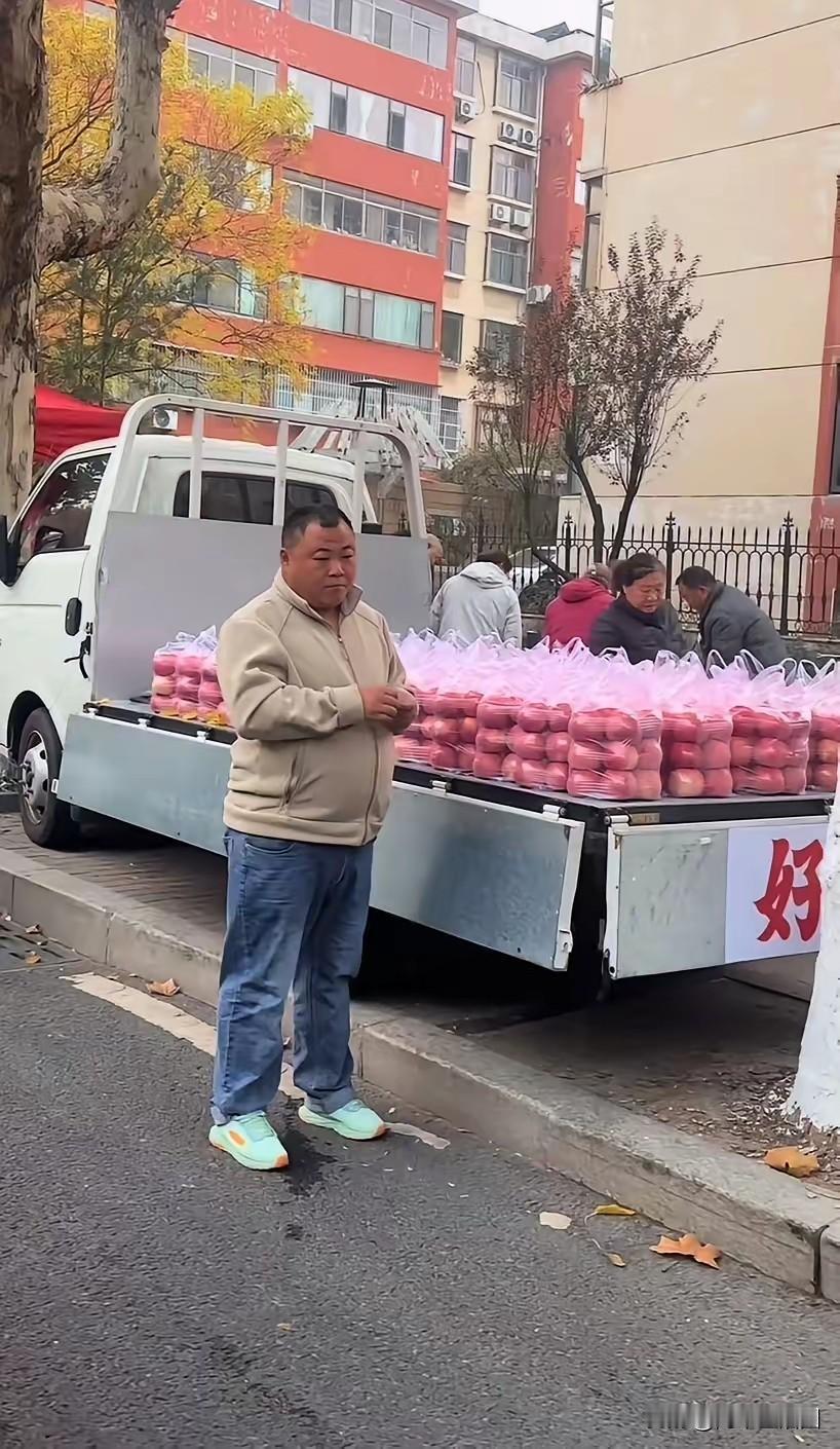 苹果摆这么整齐，有必要吗？刷到淄博苹果哥的后续，被山东人的讲究狠狠戳中。大学